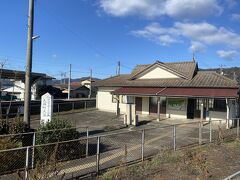 高徳線と鳴門線に挟まれて駅舎があります。