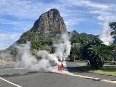 目的地の温泉へ到着。
あちこちから湯気がでている。