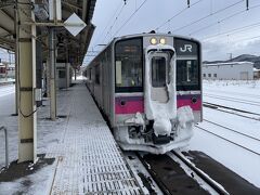 11:34 大館 発　弘前行きに乗車

701系電車の帯の色が秋田エリアのピンク色。この電車で県境の矢立峠を越える、と思っていたら長大トンネルで呆気なく終了。