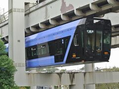 帰りもモノレールで千葉駅まで帰りました。千葉モノレールは、鎌倉市を走る湘南モノレール同様、珍しい懸垂式モノレールです。