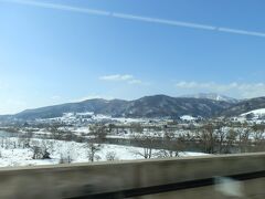 　長野県の飯山市付近を通過中です。一面雪で真っ白です。