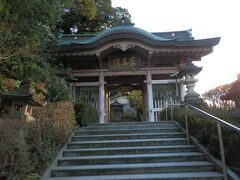 　薬王院温泉寺の仁王門です。