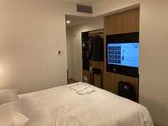 部屋は巨大テレビにキングサイズベッド