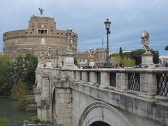 サンタンジェロ城とサンタンジェロ橋はほんとうにフォトジェニックで、下を流れるテヴェレ川とともに写すのもおすすめ。”ローマの休日”でアン王女が忍び込んだダンス会場は反対側の橋のたもとにセットが組まれています。数十年前の出来事でもここでロケがあったんだ、と思いながら街歩きすると心に深く残ります！