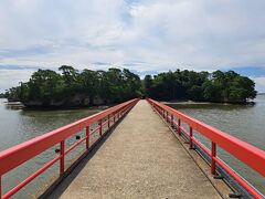 福浦島へと続く福浦橋
この真っ直ぐに伸びる赤い橋が特徴です。