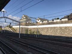 山陽本線福山駅。
ホームから眺められる城跡、福山城跡。三層の伏見櫓は国の重要文化財。