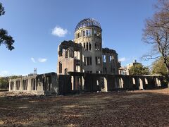 原爆ドーム。
広島城跡から原爆ドームまで歩く。徒歩10分程。

天気は快晴、コントラストが良く美しい廃墟。が、胸が熱くなり神聖な気持ちになる場所。