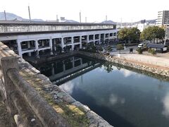 三原城天守台跡より。
新幹線ホームと堀跡。