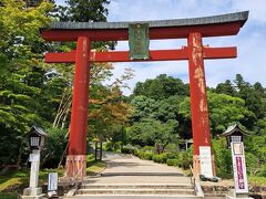 志波彦神社の正面鳥居です。
同じ敷地内にありますので外へ出なくとも
双方の神社を行き来することが可能です。