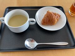 ＜12月3日＞
日本航空のサクララウンジで、軽い朝食を。
ブロッコリーのポタージュとクロワッサン