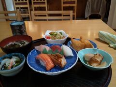 駅へ向かう途中にお寿司屋さんがあり、ここで昼食。