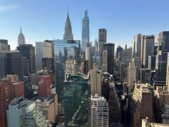 NY・マンハッタン『Millennium Hilton New York One UN Plaza』
「WEST TOWER」32F

『ミレニアム ヒルトン ニューヨーク ワン UN プラザ』の
お部屋の窓（西側）からの眺望（中央）の写真。

ニューヨークの摩天楼ビュー☆☆☆

3つの超高層ビルの共演で、素晴らしい眺望です ($・・)/

（写真左）
地上443.2ｍの超高層ビル『エンパイアステートビル
（Empire State Building）』（102階建て）が見えます♪