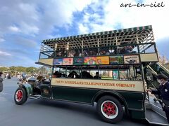 歩いていると、目の前を出発した『オムニバス』。

キャストの方に訊くと、1周6分で周回してくれるのだとか。
もちろん並んで待つことにしました(^^)。