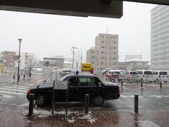 　2012年12月19日、福岡県南は時ならぬ降雪に見舞われました。航空会社からも、無料キャンセルと変更OKの通知が来る始末。しょっぱなから波乱ぶくみです。
　高速道路の通行止めのニュースはなかったけど、念のため高速バスではなく、西鉄バス＆電車で空港に行くことにしました。

