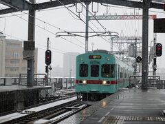 　幸い電車は数分遅れ程度で済んでいて、ほっと安心。雪の中を、古豪5000形の特急電車がやってきました。
　最後尾ではノーマスクでうたたねするおっちゃんの側で、見守るように車掌さんが立ってました。どうやら泥酔状態みたい。「普通の年末」が帰ってきましたね。
