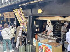 門前町の様子です。写真の元祖うなぎ専門店「川豊」が一番行列が出来ていて、昼時は50分待ちだったようです。