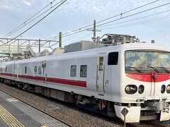 駅に早く着いたおかげで、ＪＲ東日本の検測車E491系Easti-E【イーストアイ-E】を見ることが出来ました。従来、夜間に係員が高所作業車で行っていた点検を、昼間、新たに搭載したカメラで画像撮影し、架線金具の良否判定をするシステムを千葉管内で昨年から導入したとのことです。上総神崎駅で撮影。