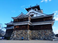 1579年、明智光秀が築城。駅から見たときの印象と違って迫力ある天守閣。どっしり感が松江城にも似ている。