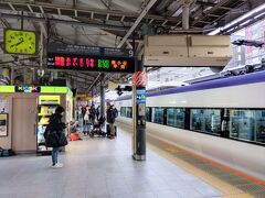 新宿駅8:00発のあずさ5号で塩尻に向かいます