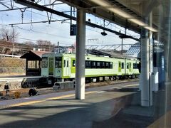 小淵沢駅　小海線のディーゼルカー