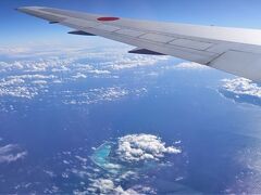 与論島と沖縄本島の横を飛んでいます