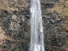 玉簾の滝
高さ63m、幅5m、山形県随一の直瀑です。
滝もそうだけど、柱状節理が美しい☆
冬は見事な氷瀑を見る事が出来るそうですが、駐車場から滝までの遊歩道(約10分)は除雪されないので、それなりの装備が必要です