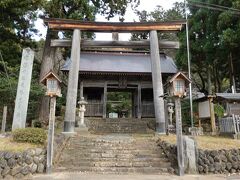 鳥海山大物忌神社蕨岡口之宮
創祀は欽明天皇二十五年(1400年以上前)の御代と伝えられています。
鳥海山に噴火などの異変が起こると朝廷から奉幣が有り、鎮祭が行われました。
本社は鳥海山頂に、麓に「口の宮」と呼ばれる里宮が吹浦と蕨岡の2ヶ所に鎮座しています。
で、こちらは蕨岡。

あれ、欽明天皇って何処かで聞いた、と思ったら8月に天皇陵行ってます。明日香村で一番大きい古墳が欽明天皇陵なのでした