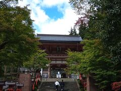 さて鞍馬寺の仁王門から。