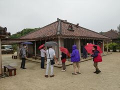 雨の中、竹富古民家集落を散策しました
駐車場手前、竹富島そうりゃ横の古民家です