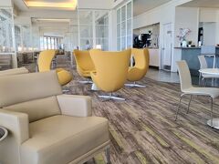 ユナイテッド航空のラウンジに来ました。
本当はANAラウンジで日本食を食べたかったけど、死ぬほど遠かったので諦めました。
広くて落ち着いたラウンジ。人は少ないです。フードはあまり種類がないですが、私は気に入りました。