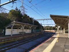 少し早くついたので、扇町行きに乗って途中の浅野駅で下車。
ここで海芝浦方面は大きくカーブして別れます。

何だか先日乗った小野田線の雀田駅に似てる。