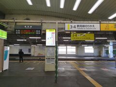 鶴見線の始発駅、鶴見駅の鶴見線ホーム。
元貨物線を無理やり鶴見駅に引き込んだような不思議な空間。