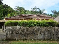 「旧仲宗根家」
旧仲宗根家の建物は読谷村座喜味に1800年後期に建築されています。その後の明治37年の1904年に読谷村儀間に移築され、「琉球村」には昭和59年の1984年に移築されています。座喜味村発祥の「七家」の1つに数えられる旧家でした。