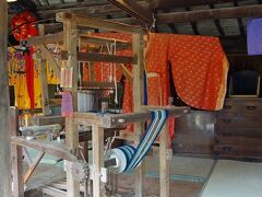 「旧花城家」
花城家は明治30年の1897年に久米島の仲里村に移築されたものです。「琉球村」には昭和58年に移築されています。この家では織物体験が出来る工房として使われています。
