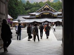 　山門をくぐると新潟一の宮「弥彦神社本殿」(  https://www.yahiko-jinjya.or.jp/  )です。
