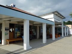 あっという間に橋を渡り切り、「古宇利島の駅 ソラハシ」の駐車場でバスを降ります。他のツアーメンバーの方は海岸線へ急ぎますが、妻と2人で売店に駆け込みました。ここでの自由時間は20分しかありません。