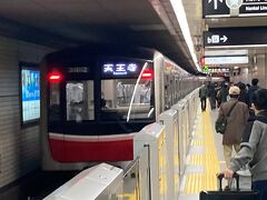 梅田駅から地下鉄御堂筋線で難波へ移動。
大阪の主要地点を通り便利な御堂筋線は常に混んでいる。特に江坂寄り一番端の車両が混む。梅田駅や難波駅の乗り換えに便利なのが一番後ろの車両なのだ。