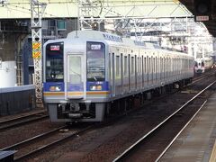 今宮戎駅は、高野線の普通電車しか停まらないが、撮影に向いている。
空港行き本線急行が通過。