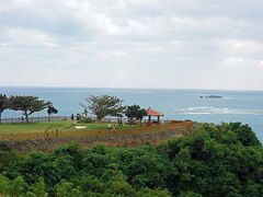 しばらくすると晴れてきたので橋を渡って公園の先端まで行ってみることにします。妻は歩くのが嫌なようで高台のベンチに座っています。