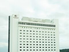「首里城」へ向かう途中で前回の旅で宿泊した「ダブルツリー・バイ・ヒルトン首里城」が車窓から見えました。このホテルは元々日航ホテルだったのは知っていましたが、創業が沖縄海洋博の開催された1975年だったのは知りませんでした。