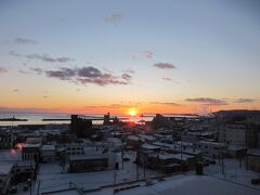 今朝は早起きして部屋の窓のカーテンを開けて観れば～、

オホーツク海から昇る朝陽の眺望です…。