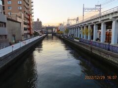 源森橋から十間川を見ますと右護岸のイルミネーションが点灯してますね。