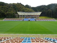 駅から徒歩10分、釜石復興スタジアム！ラグビー場です！
2019年ラグビーW杯で会場になったところです！
普通に入れて、誰もいないので貸切状態！笑
ここで飲み物飲んだりちょっと休憩♪