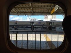 東海道新幹線「こだま723号」は三島駅に停車。
窓側席に乗車していた方が三島駅で降車しました。