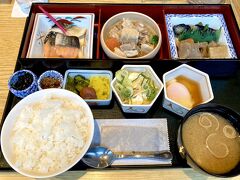 ホテルの朝食は基本“バイキング”でしたが、私は和定食…