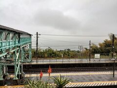小田原駅でJRに乗り換え
9:34　根府川駅着
海と空の境がない、天気予報では10時頃には雨も上がると言っていましたが…