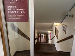 フロントの人に宿泊証明書を見せて露天風呂へ向かう。
タオルが必要なのと、混浴に行きたい場合は大きいタオルが必要っぽい。

今回は混浴はやめておいた。