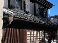旧・桔梗屋の文庫蔵・店蔵・主屋。
桔梗屋は、旧東海道藤沢宿で茶・紙問屋を営んだ旧家です。