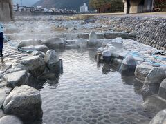 一度この噴泉池に入りかったのですが
マナーが悪く足湯のみになってしまいました。
朝の清掃時間で足湯も入れず。