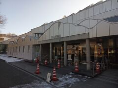 飯田市美術博物館へ。駅から歩いて１５分くらいでしょうか。自然史、写真、絵画とバラエティに飛んだ展示があります。ちなみにここは、飯田城跡でもあります。